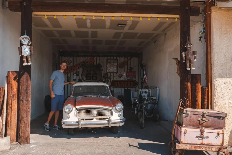 Bărbat care ține o mașină &icirc;n garaj - Foto: Freepik (Imagine cu rol ilustrativ)