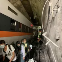 Cel puţin 36 de morţi şi zeci de răniţi, după deraierea unui tren în Taiwan. / Foto: agerpres.ro