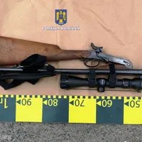 Un bărbat și-a amenințat fosta soție și soacră cu moartea. A fost prins cu 4 arme în porbagaj pe A1. / Foto: IPJ Hunedoara