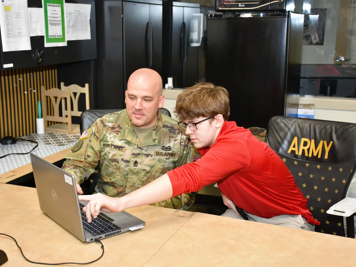 SUA ridică vârsta de înrolare de la 35 la 42 de ani. Germania: rezerviștii, chemați sub arme de la pensie