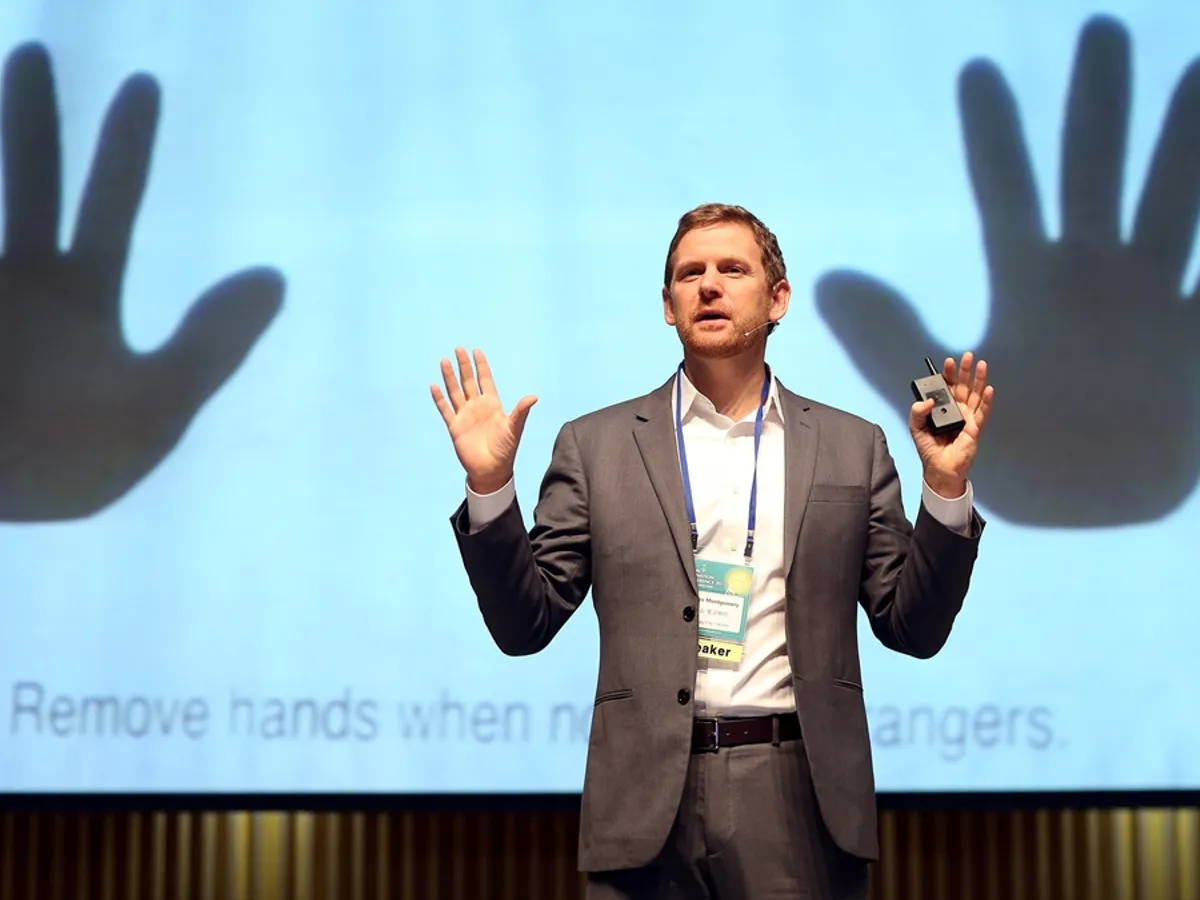 Charles Montgomery își expune la summitul TILIA viziunea despre impactul designului urban asupra fericirii oamenilor Sursa: IULIUS