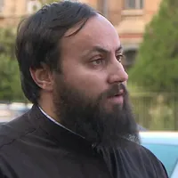 Exmatriculat de la Teologie, falsul călugăr, Cristi Călin, implicat în mai multe scandaluri a fost prins la cerșit Foto: vremeanoua.ro