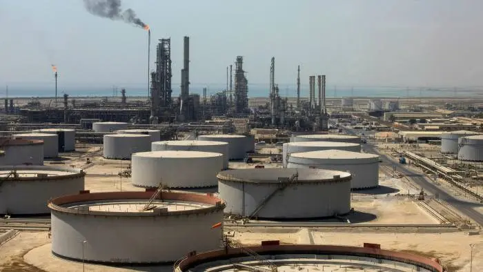 Serie de atacuri, cu drona și rachete, contra instalaţiilor petroliere din Arabia Saudită. / Foto: ft.com