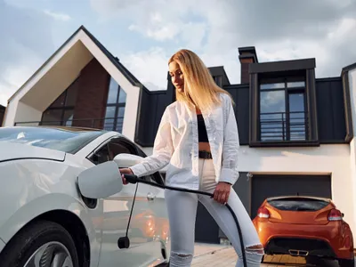 Vrei mașină electrică? O stație de încărcare acasă costă minimum 1.000 €. Faci plinul cu 70 lei - Foto: Freepik (Imagine cu rol ilustrativ)