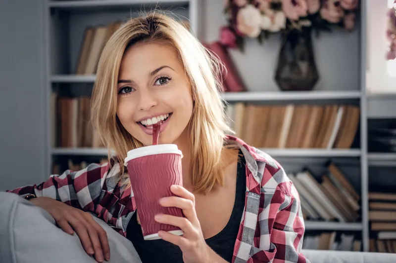 Femeie care bea cafea - Foto: Magnific (Imagine cu rol ilustrativ)