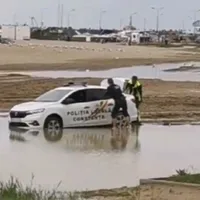 Mașină de Poliție blocată pe plajă, în Constanța. Un agent era desculți, altul cu saci în picioare - Foto: News.ro