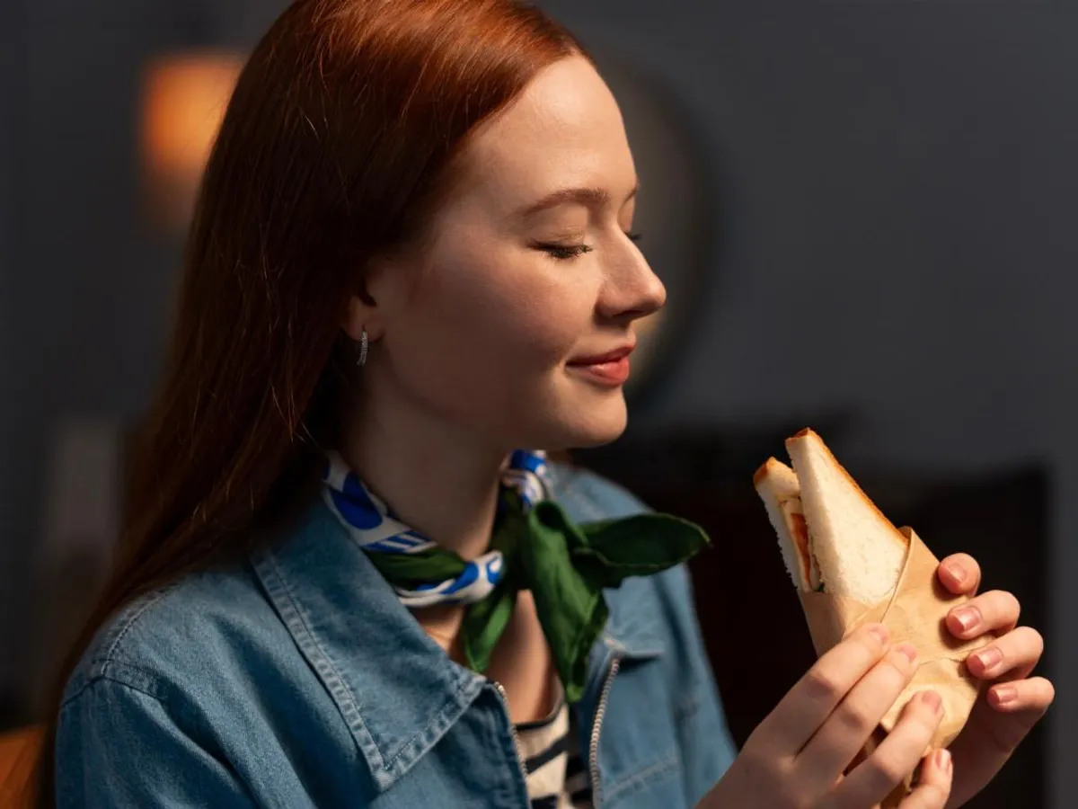 O femeie de serviciu a fost concediată pe motiv că a mâncat un sandwich cu ton. Ce spune patronul? - Foto: Freepik (imagine cu rol ilustrativ)