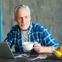 Pensionar muncind chiar și la pensie - Foto: Freepik