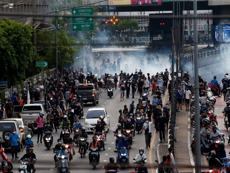 Manifestație pro-reforme democratice, la Bangkok. Poliția a recurs la gloanțe din cauciuc și gaze. / Foto: independent.co.uk