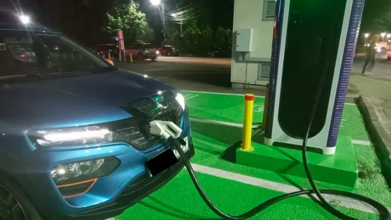 Cozi la Iași în miez de noapte la stațiile de încărcare gratuite pentru mașinile electrice - FOTO: ziaruldeiasi.ro