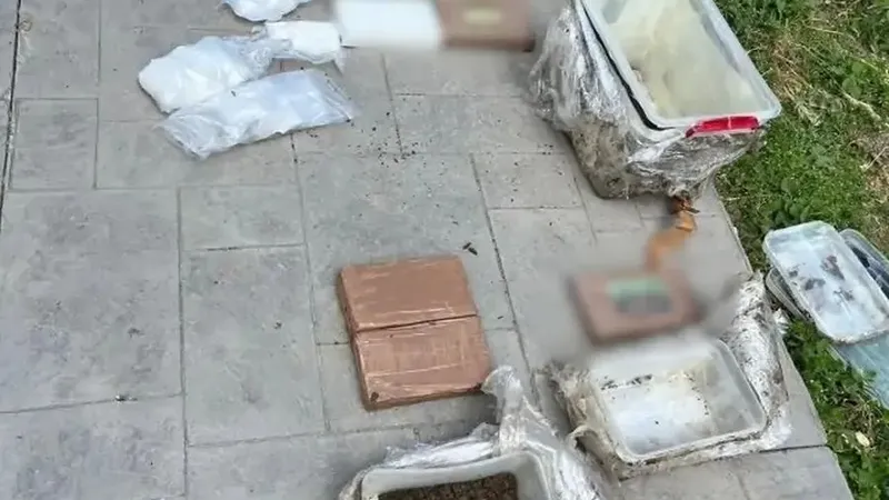 1.000.000 de euro costa cocaina pe care o îngropaseră în curtea casei. Şi nu doar atât - Foto: Poliţia Română