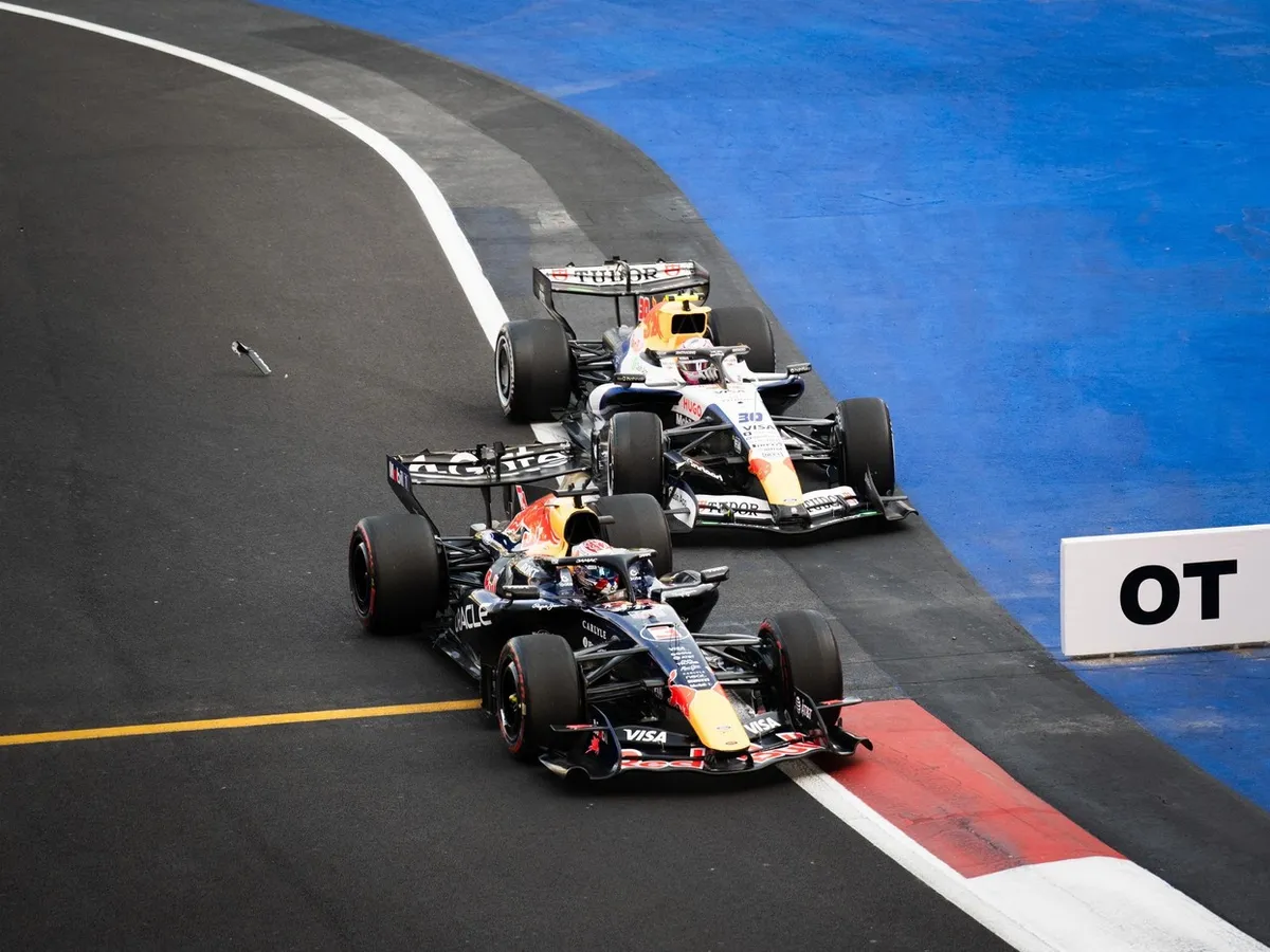 Liam Lawson (Racing Bulls) și Max Verstappen (Red Bull)  - Foto: Profimedia Images