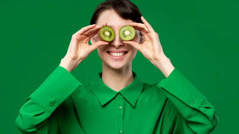 Kiwi, fructul din frigider care produce colagen și îți curăță colonul. Îl mănânci cu lingura - Foto: Freepik (imagine cu rol ilustrativ)