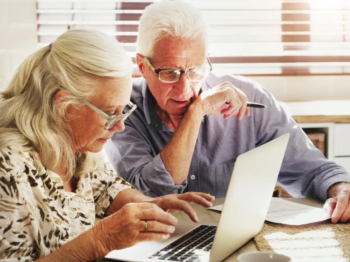 Pensionari cu documente - Foto: Freepik