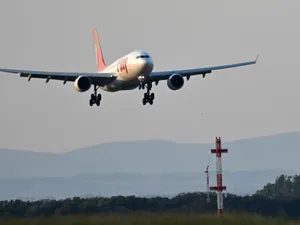 Ce s-a întâmplat cu un avion plin cu ruși, care a aterizat de urgență în Estonia, după un atac cu drone