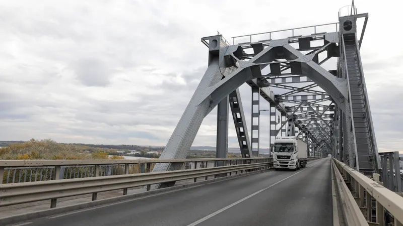 Ungaria ridică un pod de 1.000.000.000$ peste Dunăre. România face studiu de fezabilitate în a ani - Foto: INQUAM PHOTOS / George Călin