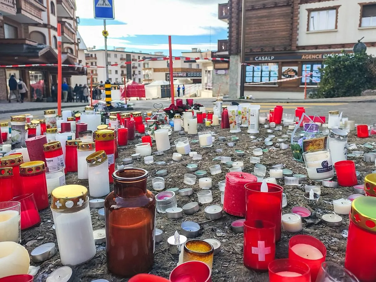 În faţa clubului Le Constellation este ca după tragedia din Clubul Colectiv - Foto: Profimedia Images