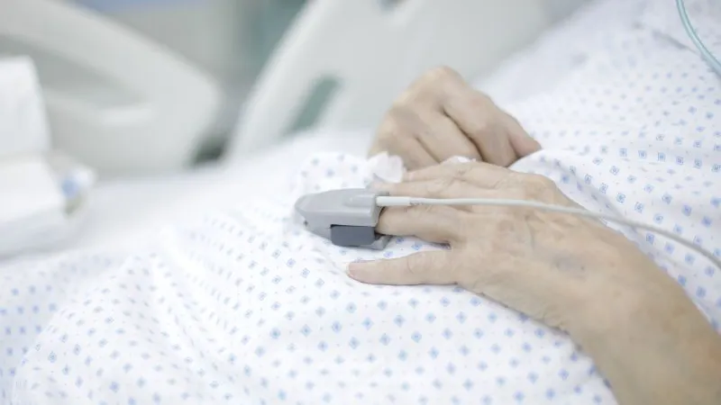 Vaccinul te ține departe de spital