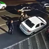 Bătaie în trafic: Agresorul, mai tânăr, a rămas fără bâta din portbagaj și a fugit Foto: captură Youtube