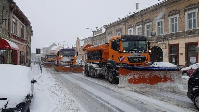 Drumarii amenință că nu vor mai deszăpezi drumurile dacă nu le vor fi plătite măririle pe care le așteaptă de doi ani/FOTO: brasovultau.ro