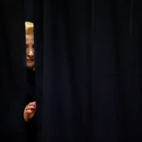 Ieșirea din cabina de vot Foto:  Mugur Vărzariu