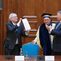 Jean-Claude Juncker, la ceremonia în care i-a fost acordat titlul Doctor Honoris Causa de către Academia de Studii Economice, în prezența președintelui Klaus Iohannis. - Foto: presidency.ro