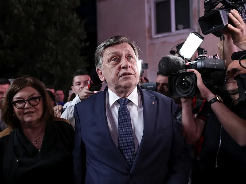 Crin Antonescu, la anunţarea exit-poll-ului, la sediul de campanie - Foto: INQUAM PHOTOS/Sabin Cirstoveanu