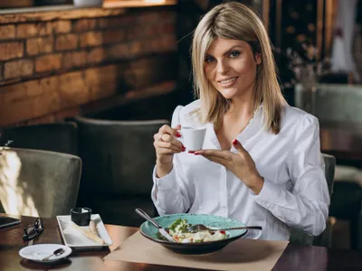 O femeie ia micul dejun - Foto: freepik (rol ilustrativ)