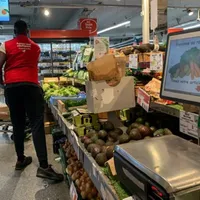 Lucrător în Auchan - imagine cu rol ilustrativ Foto: Profimedia Images