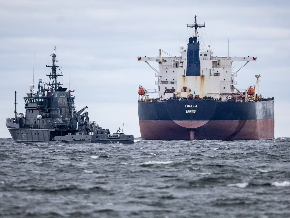 Marina Suediei avertizează că petrolierele sancționate ale Rusiei au militari la bord. Risc de conflict