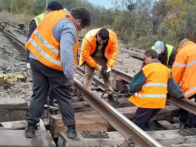 Grup de muncitori CFR lucrând la calea ferată - Foto: CFR Infrastructură (cu rol ilustrativ)
