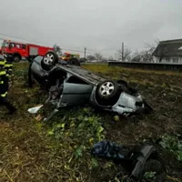 O mașină furată, descoperită răsturnată pe un câmp din Neamț, cu doi bărbați morți înăuntru. / Foto: Info Trafic 24