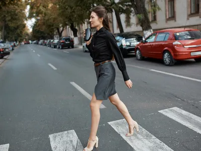 Femeie pe trecerea de pietoni - Foto: Freepik