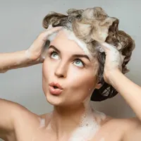 De câte ori pe săptămână trebuie să-ți speli părul? Metoda corectă pentru o curățare eficientă - Foto: Profimedia Images )imagine cu rol ilustrativ