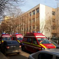 Mai multe ambulanțe SMURD au fost trimise la Școala 133. FOTO: Adevărul