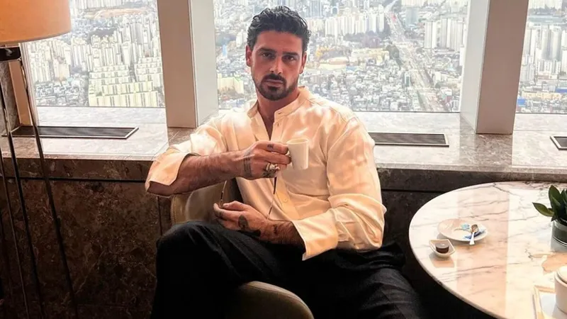 Românca de care s-a îndrăgostit celebrul actor Michelle Morrone. Tânăra este antrenoare de fitness - Foto: Instagram / imagine cu rol ilustrativ