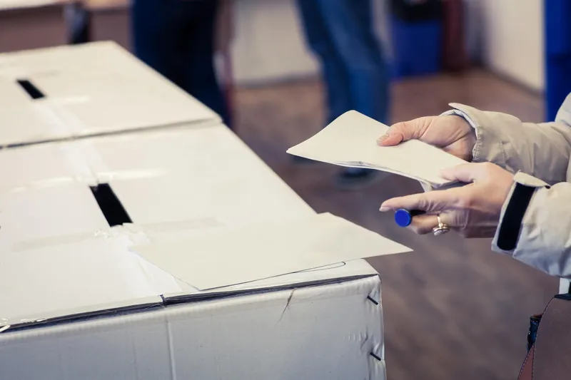 O persoană își depune votul în timpul votului pentru alegeri - Foto: Profimedia Images