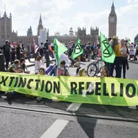 Ecologiștii Extinction Rebellion au paralizat Londra, blocând patru poduri în numele climei. / Foto: bbc.com