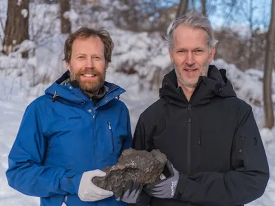 Meteorit de 14 kg ținut de cercetătorii care l-au descoperit/FOTO: thelocal.se