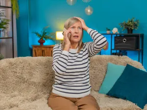 Pensionară, îngrijorată la pensie - Foto: Freepik