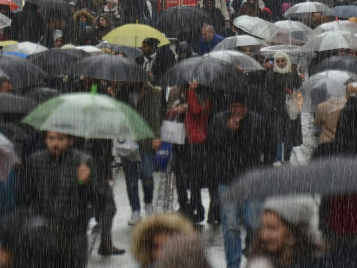 Mulţime în plaoie, pe stradă - Foto: Pexels/Bozan Güzel