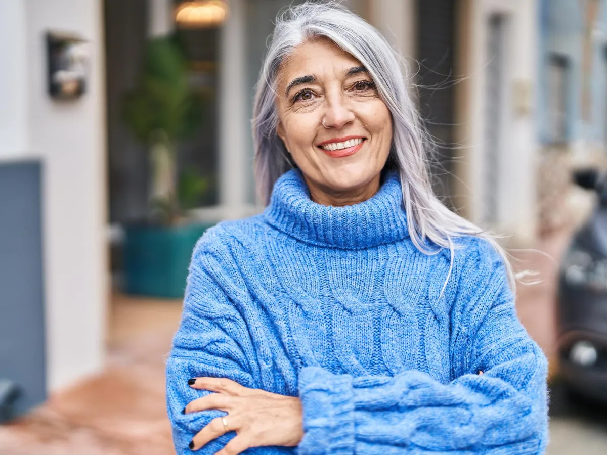 Pensionară la pensie, la plimbare - Foto: Freepik