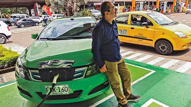 Un șofer din Medellín încarcă taxiul