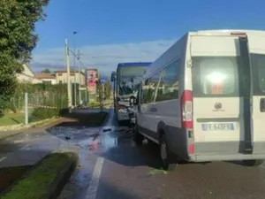 Șoferul unui microbuz școlar a murit subit la volan. Mașina s-a izbit violent de un autobuz - FOTO: ilgazzettino