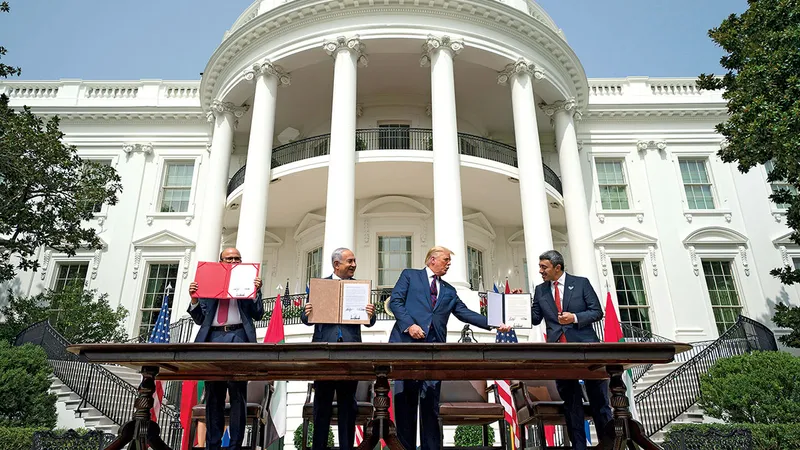 ACORDURI Netanyahu, Trump și miniștrii de Externe din Bahrain și Emiratele Arabe Unite, în timpul semnării Acordurilor Abraham în 2020