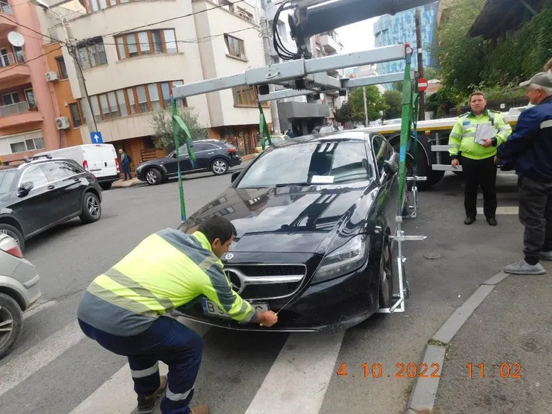 Ridicare mașini parcate ilegal în Sectorul 1. /Foto: Clotilde Armand