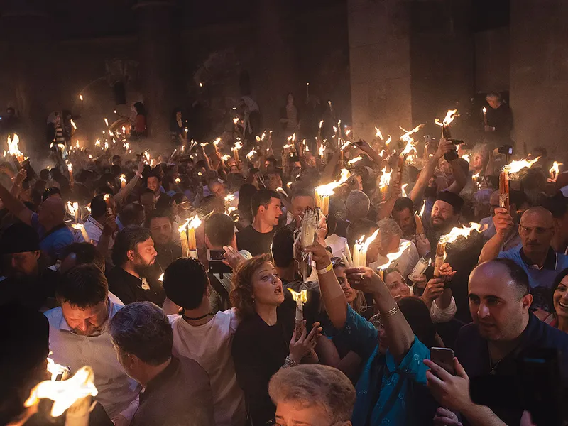 Pelerinii creștini ortodocși țin lumânări în timpul ceremoniei Sfântului Foc în Biserica Sfântului Mormânt (30 aprilie 2016)