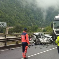 Accident fatal pe Valea Oltului. O familie întreagă a pierit după ce mașina lor s-a izbit de un TIR - FOTO: Facebook/Centrul Infotrafic Romania