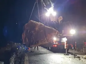 Traficul pe Valea Oltului, reluat după circa 7 ore. Au căzut stânci pe drum și pe un TIR - Foto: captură video