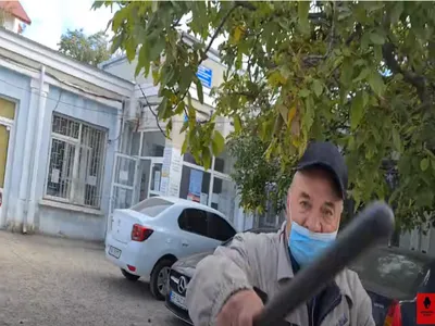 FOTO&VIDEO Angajatele de la înmatriculări auto, fără mască. Paznicul l-a luat la bătaie pe reclamant